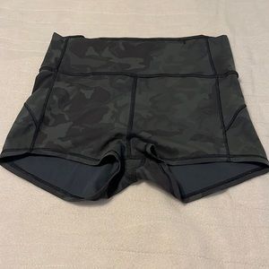 Lululemon In Movement Shorts 2.5 Inseam in Gator Green Camo Size 10